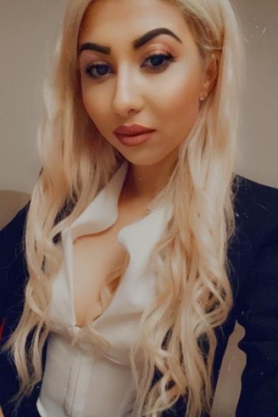 A selfie of a blonde Pune escort 