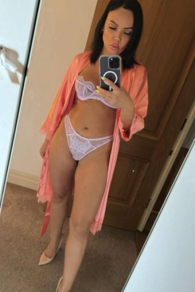 Full length mirror selfie of a very sexy escort called Julie 